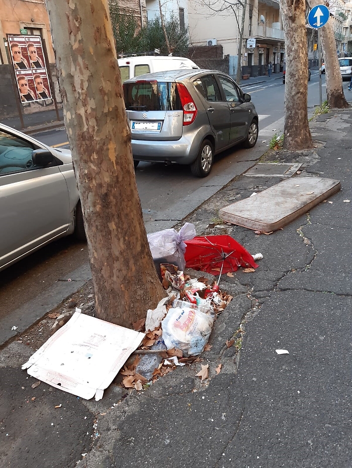 Catania: rifiuti da 2 mesi in via Lago di Nicito