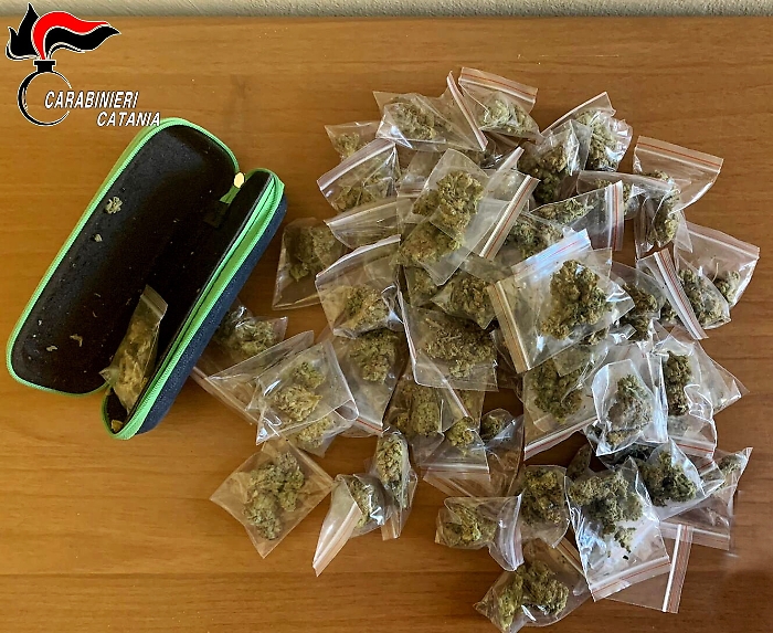 Catania, coppia spacciava “erba” a Ognina con la figlia di 9 anni in auto