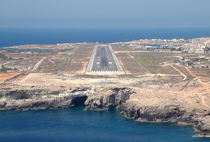 Scoppia pneumatico all'atterraggio, panico sul volo Palermo-Lampedusa