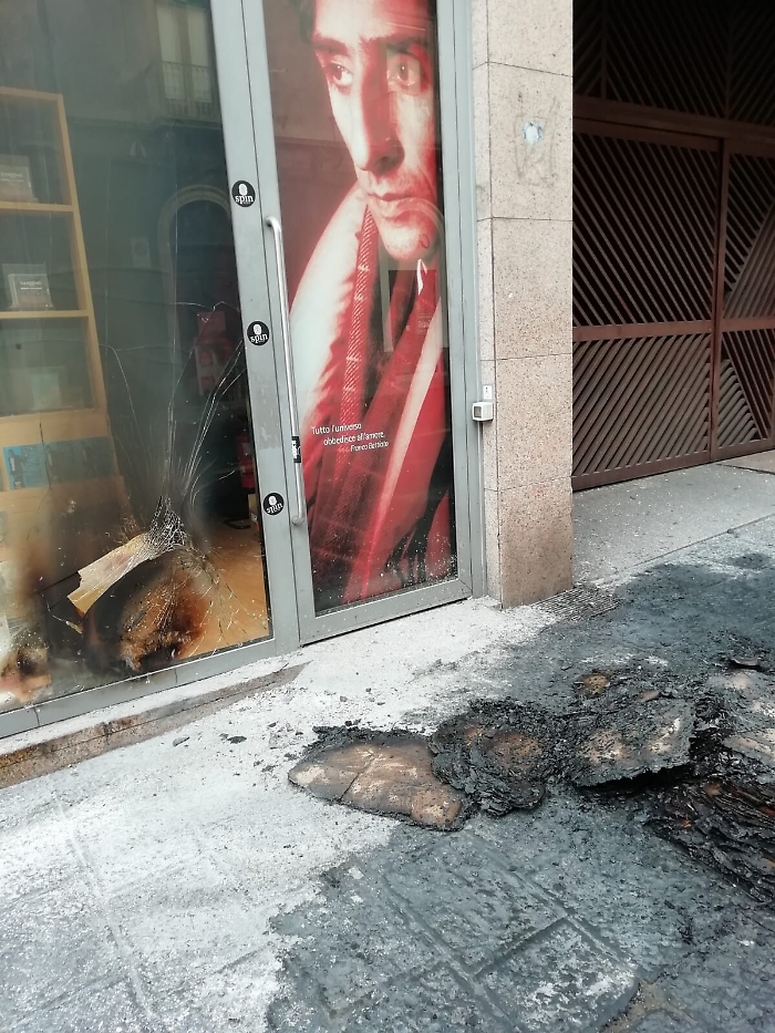 Catania: incendiati cartoni davanti a dei negozi di via Etnea