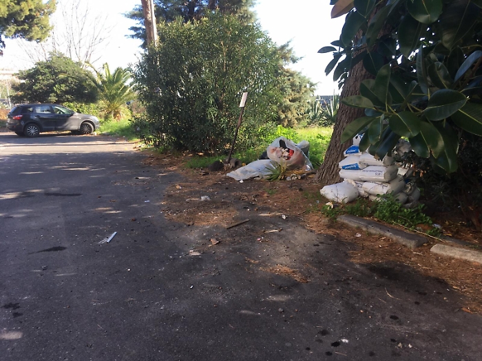 Catania: rifiuto in giacenza da mesi in via Cristallo