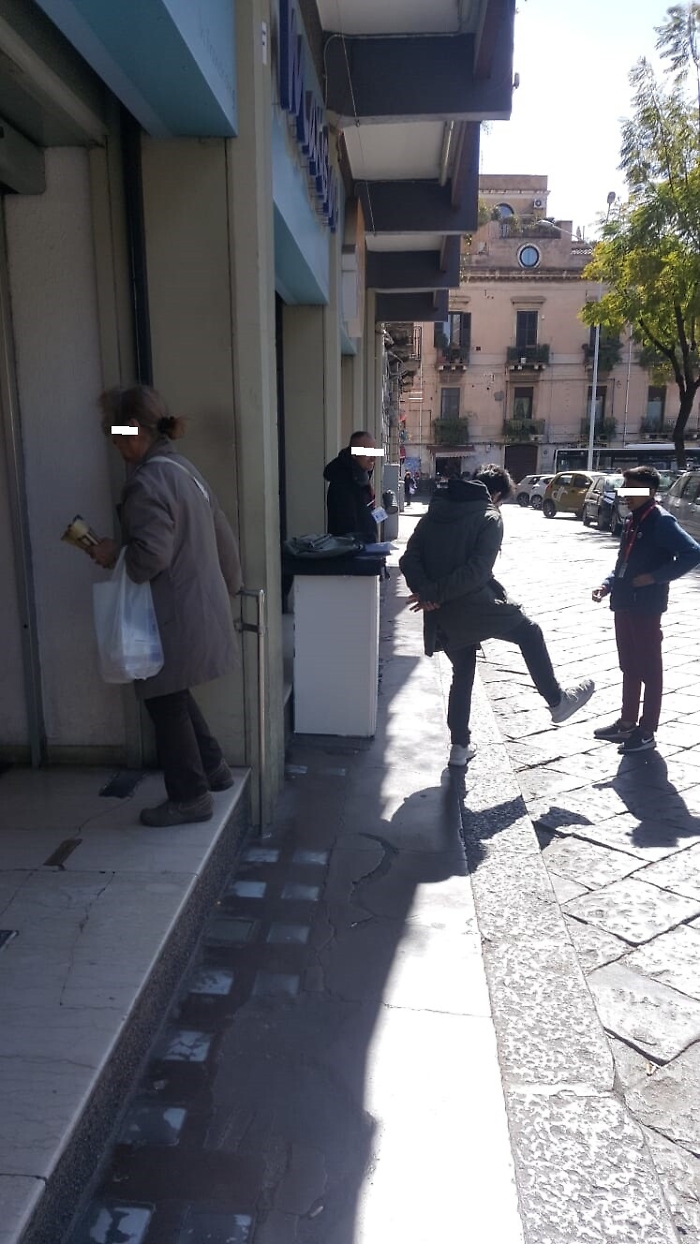 Catania, Piazza Cavour: ufficio improvvisato sul marciapiede