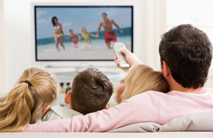 Il coronavirus cambia la routine degli italiani: meno cene fuori e pi&ugrave; tv a casa