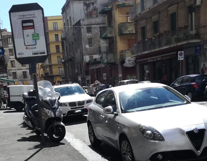 Catania, via Fava: Amt e incivili