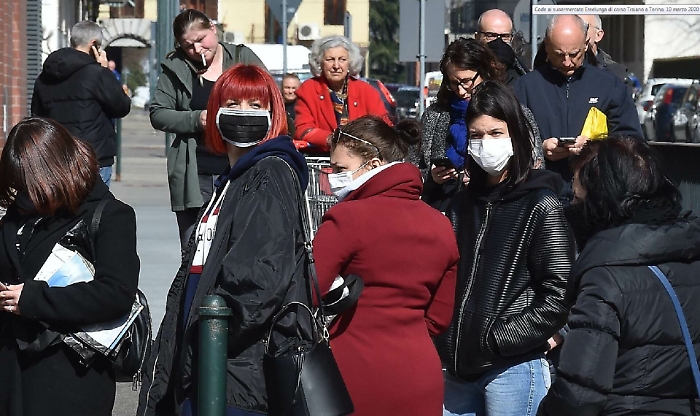 Il neurologo: «Concentrarsi nella lotta al virus ma attenzione al contagio sociale, l'ansia è pericolosa»