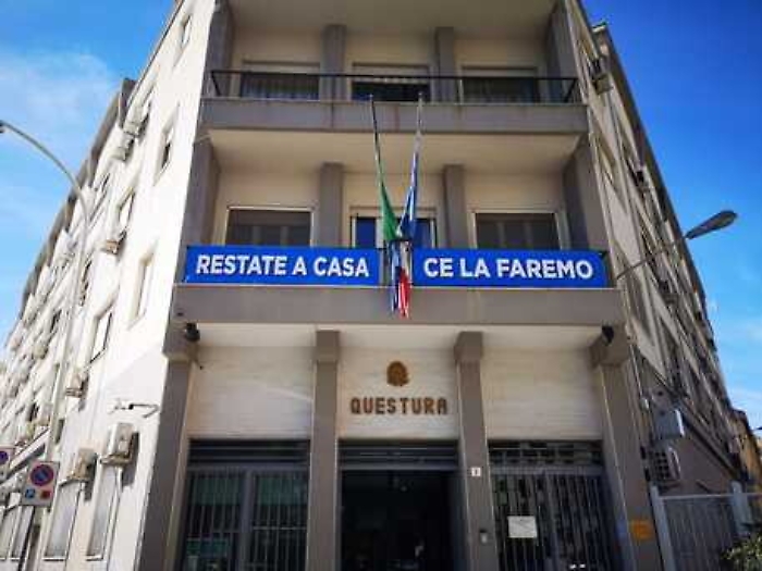 Coronavirus, lo striscione della Questura di Caltanissetta: «Restate a casa, ce la faremo»