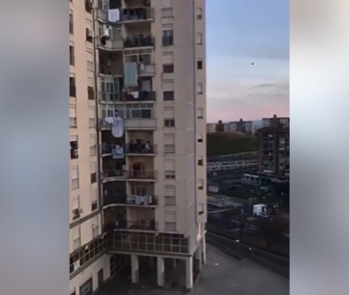 Coronavirus, da Milano a Librino tutti a balconi e finestre per flashmob sonoro