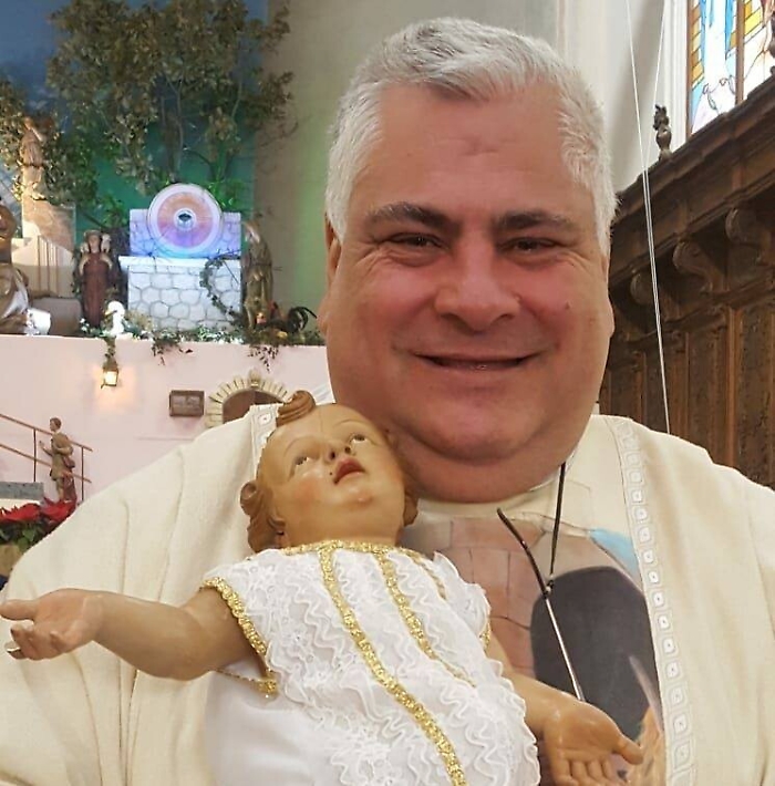 Prima domenica senza messe, ma a Nunziata di Mascali il parroco trova il modo di parlare ai fedeli