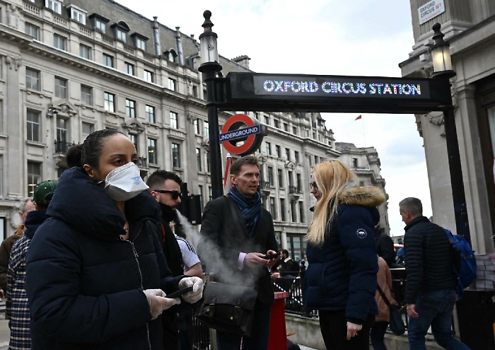 Tutti i dubbi sull'immunità di gregge, la controversa strada inglese contro il virus