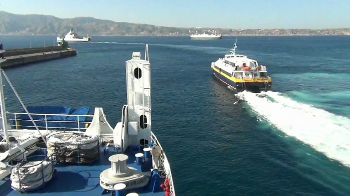 Coronavirus, corse gratuite sullo Stretto per medici e infermieri