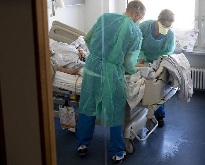 Coronavirus, in Italia numeri in lieve calo per il terzo giorno consecutivo