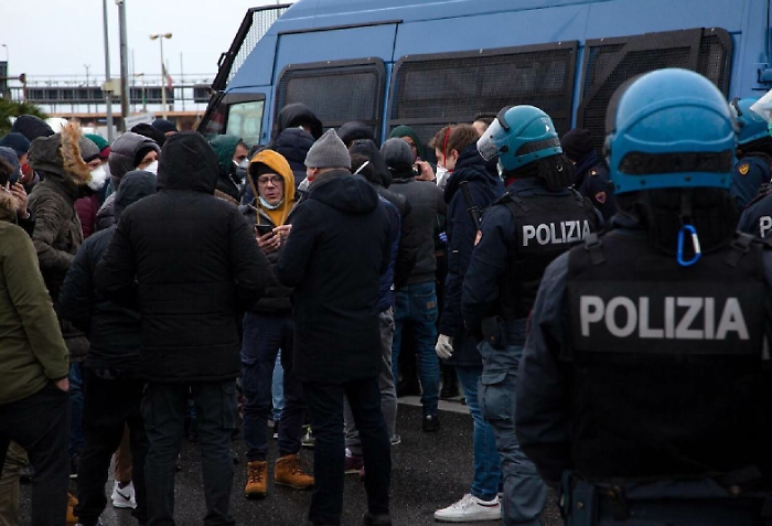 Stallo sullo Stretto per altri 100 siciliani: no alla quarantena a Reggio