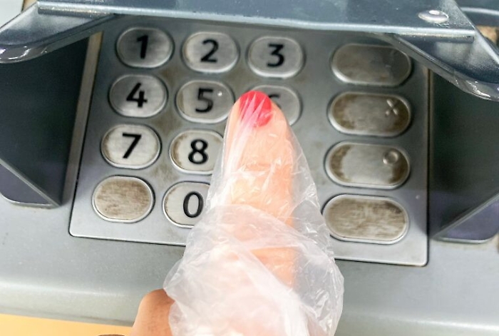 I guanti in lattice mandano in tilt i bancomat, le istruzioni dei bancari per i prelievi