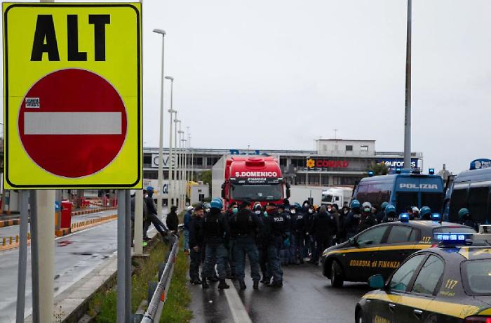Tornano a casa gli ultimi siciliani bloccati sullo Stretto: ma rischiano sanzioni