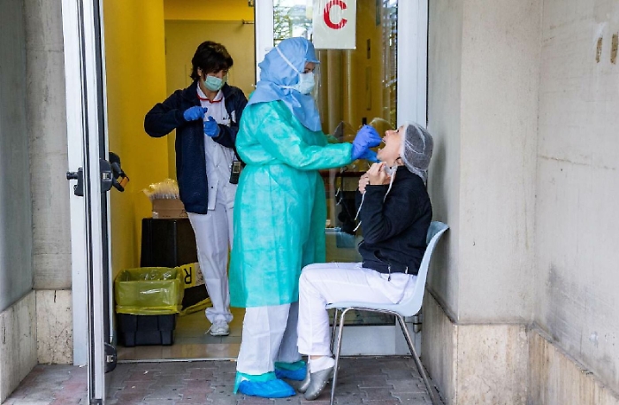 Coronavirus: in Sicilia &egrave; scontro sui tamponi, laboratori privati in attesa dell'ok