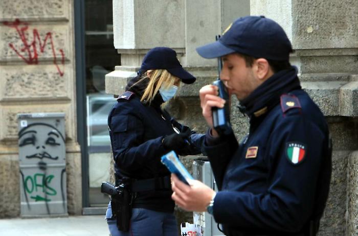 Catania, autocertifica di essere un posteggiatore abusivo: denunciato