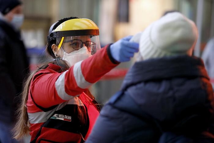 Coronavirus, epidemia in Italia rallenta: il picco potrebbe durare giorni