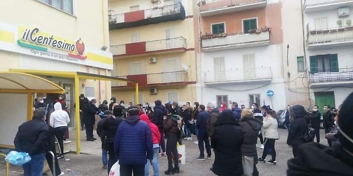 Coronavirus, a Porto Empedocle un sabato di follia