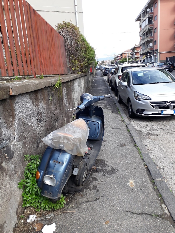 Catania: motorini abbandonati sul marciapiede da mesi
