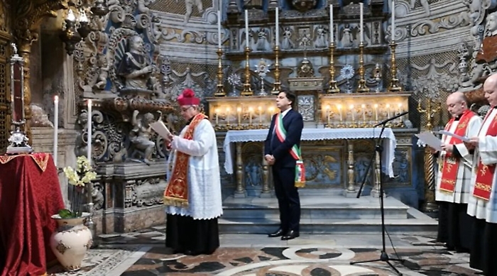 Coronavirus, arcivescovo di Catania prega davanti al Velo di Sant'Agata