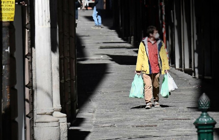 Caltanissetta, contagiato esce per la spesa: accusato di epidemia colposa