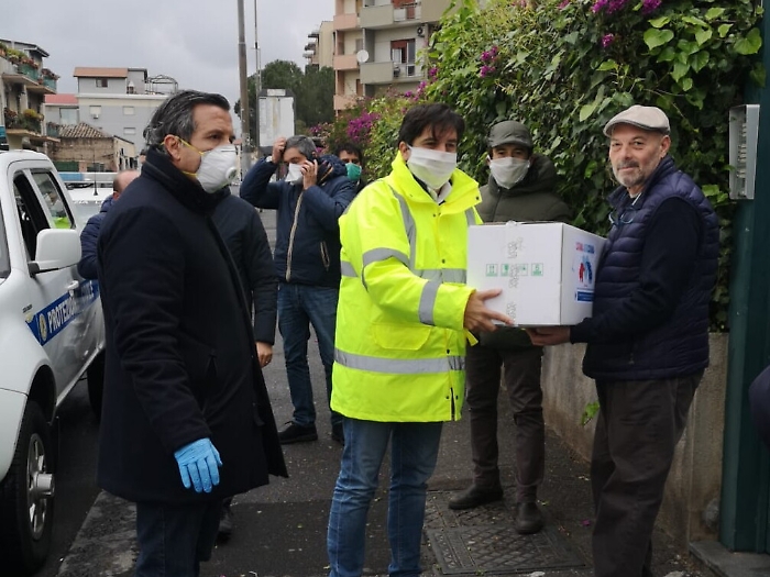 Coronavirus, sindaco Pogliese consegna pacchi spesa a domicilio