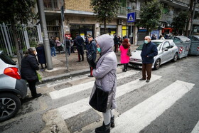 "Coronavirus si pu&ograve; trasmettere anche parlando"