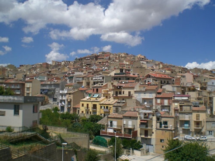 Coronavirus, si incontrano vicino al cimitero per un prestito: sanzionati