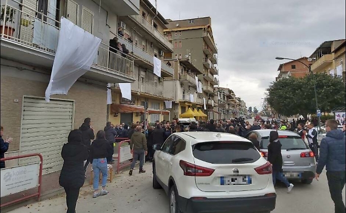 Favara, folla al funerale di Lorena Quaranta: la Procura ha aperto un'inchiesta