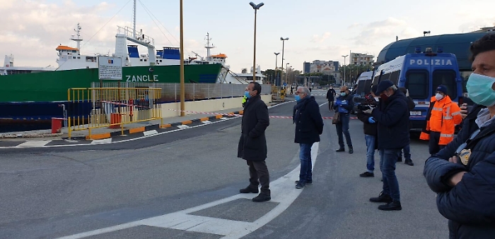 Messina, De Luca introduce di autorità  il nullaosta per passare lo Stretto