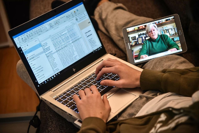 Scuola, tutti promossi e per la Maturit&agrave; esame online orale