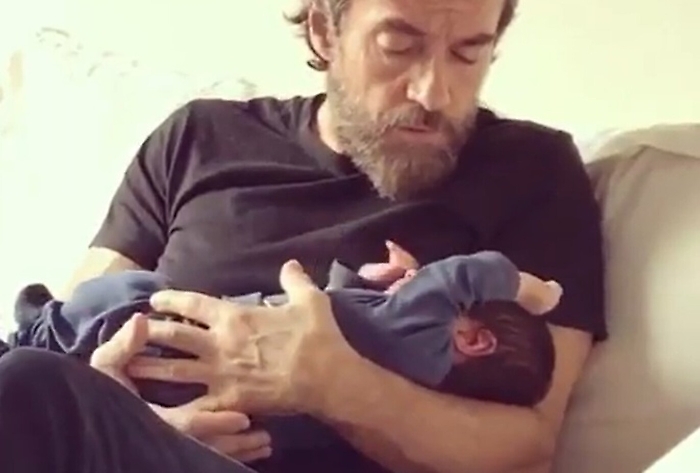 Alessio Boni culla il figlio cantando "Imagine": la poesia più bella