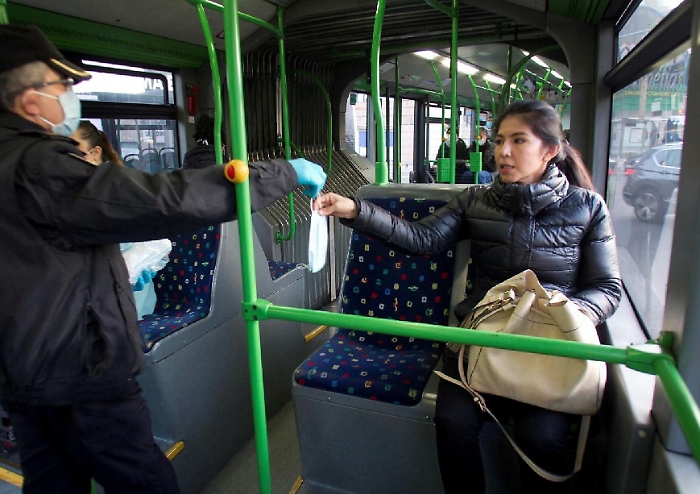 Pi&ugrave; smart working, doppi turni al lavoro, bus limitati: come sar&agrave; la &ldquo;fase 2&rdquo;