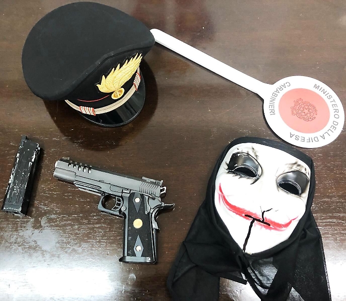 Patern&ograve;, fermato durante i controlli con un maschera da joker