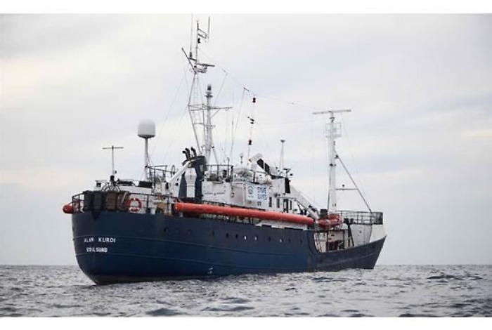 Migranti, la Alan Kurdi al largo di Termini Imerese in attesa di sbarcare