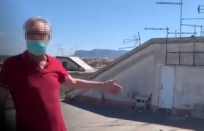 Palermo, il pensionato della grigliata sui tetti ora ha un agente per le interviste