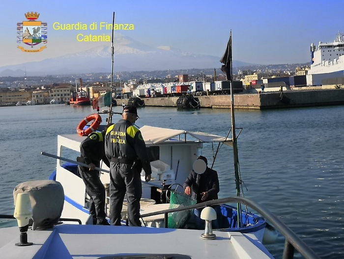 Catania, i controlli delle Fiamme Gialle per Pasqua: multati anche tre pescatori