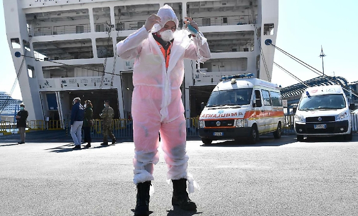 Migranti, pronta nave-quarantena. Musumeci: «Governo mi ha ascoltato»