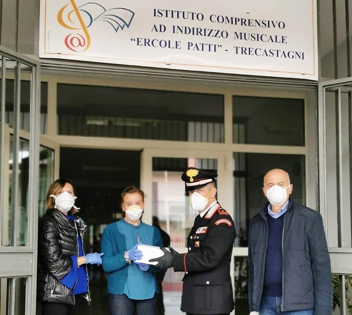 I carabinieri di Trecastagni consegnano a domicilio 34 tablet ad alunni