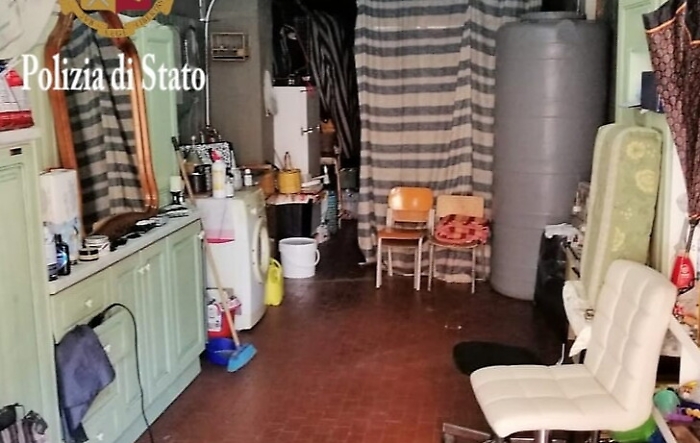 Palermo, garage adibito a sala da barba: sequestro e multe