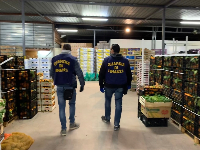 Palermo, ingrosso ortofrutta abusivo: provvedimento antimafia per ditta