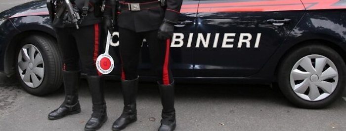 Acireale, arrota una donna e danneggia auto in un condominio: denunciata