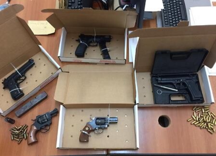 Catania: a casa pistole e marijuana, arrestato dalla polizia