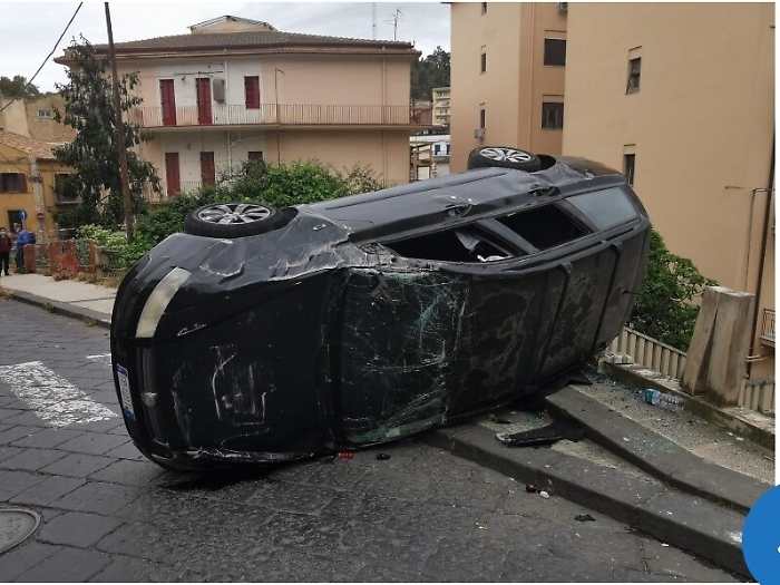 Caltanissetta, finisce fuori strada:
denunciato dagli agenti di Polizia