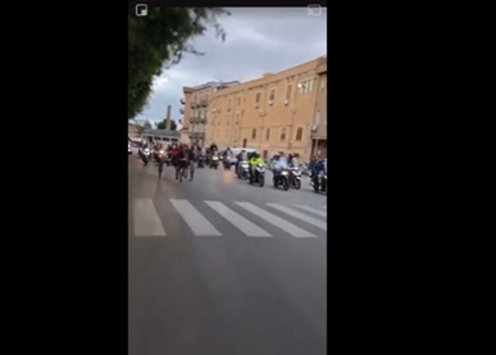 Corsa clandestina di cavalli seguita da centauri con mascherine: bloccata