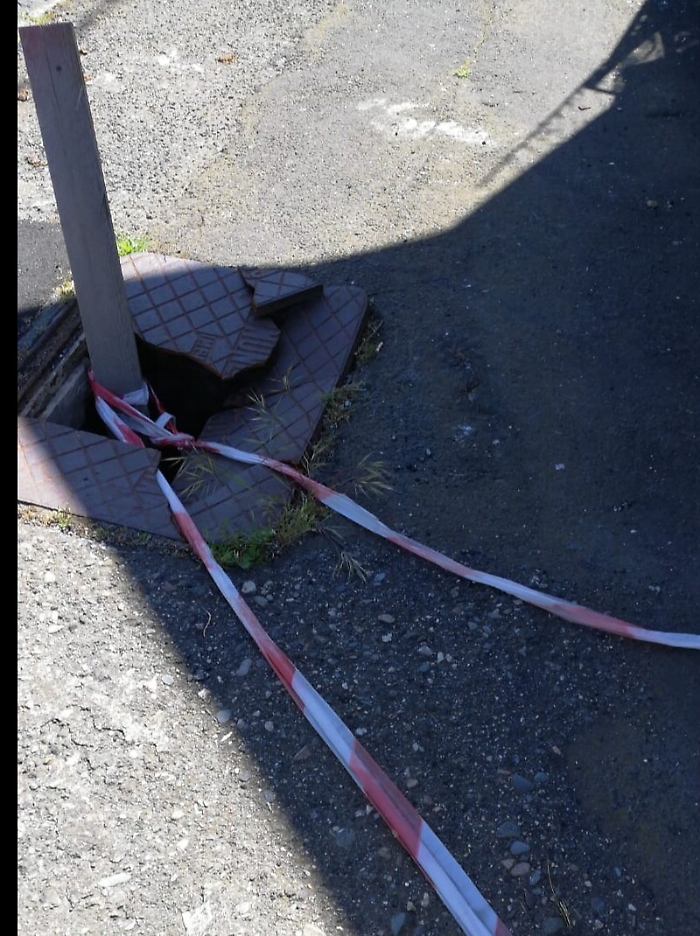 Catania: la botola pericolosa al Villaggio Sant'Agata &egrave;  sempre rotta