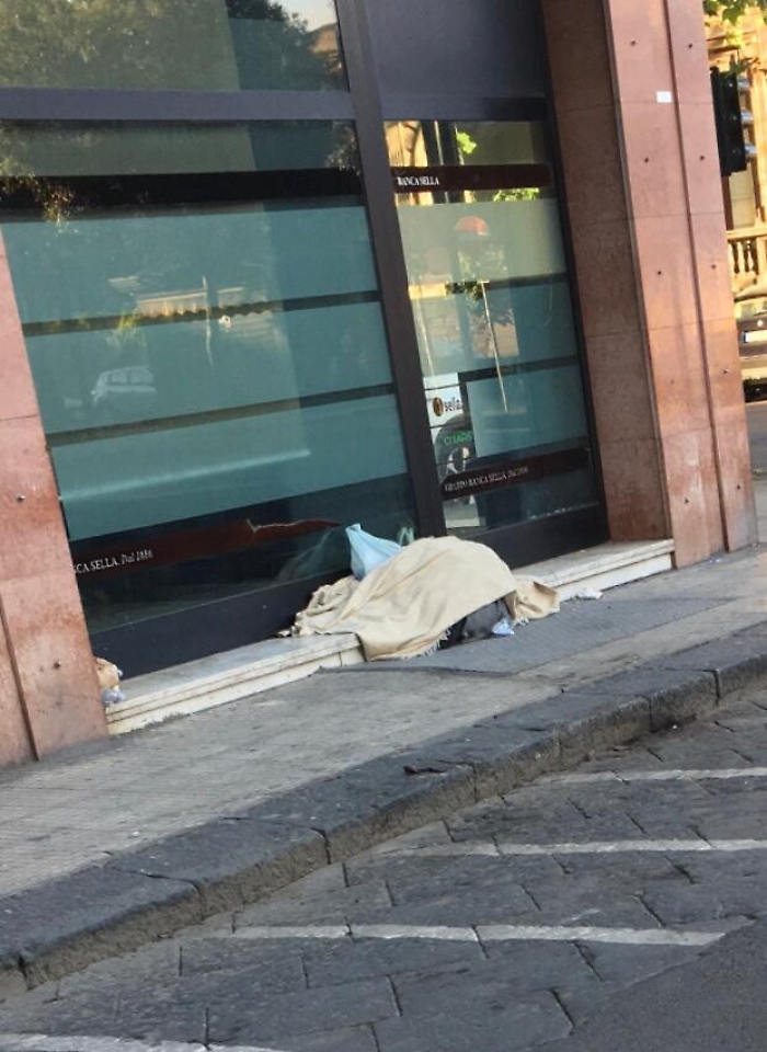 Catania, piazza Trento: tutti pensano al COVID 19 e nessuno si preoccupa dei senzatetto