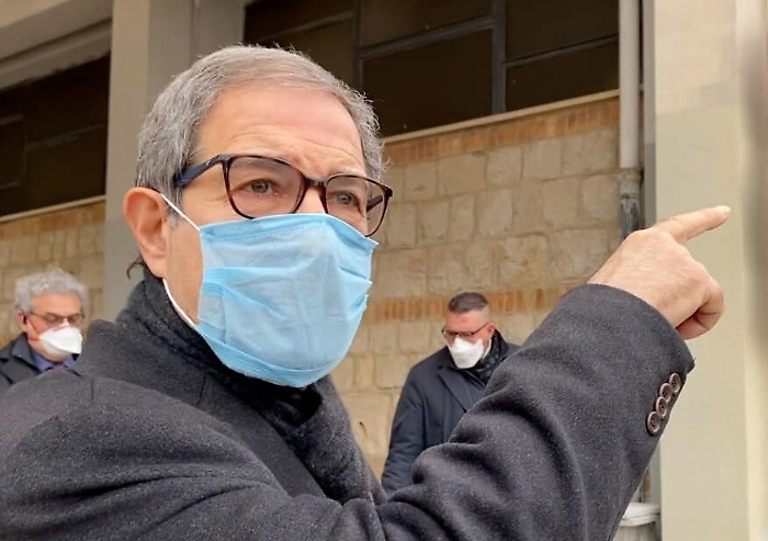 Coronavirus, Musumeci "apre" la Sicilia:  ok all'asporto di bar e ristoranti, sì ai trasferimenti nelle seconde case