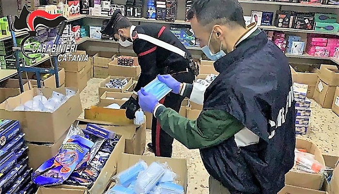 Catania, sequestrate 15.000 mascherine fuorilegge in un negozio cinese