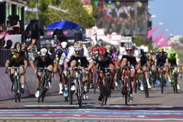 Coronavirus, domani sarebbe stato il giorno del Giro d'Italia